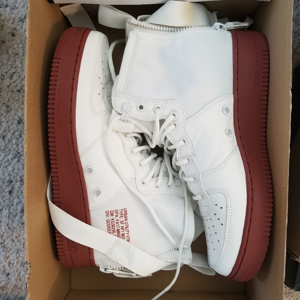 Nike Air Force 1 SF Mid